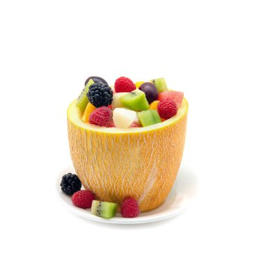 Beyaz arka planda izole edilmiş meyve salatası
