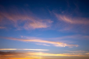 Pembe bulutlu gün batımı gökyüzü