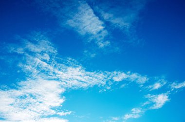 Mavi gökyüzünde beyaz bulutlar.