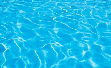 Mavi yüzme havuzunun yüzeyi, yüzme havuzundaki suyun arka planı.