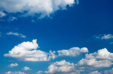 Beyaz bulutlu mavi gökyüzü arkaplanı