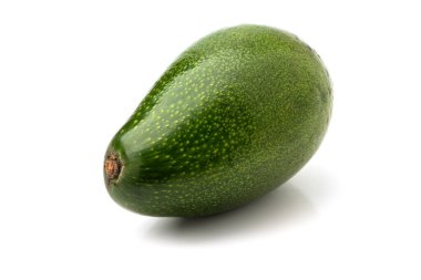 Beyaz arka plan üzerinde izole yeşil avokado.