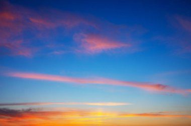 Ateşli turuncu günbatımı gökyüzü. Güzel gökyüzü.