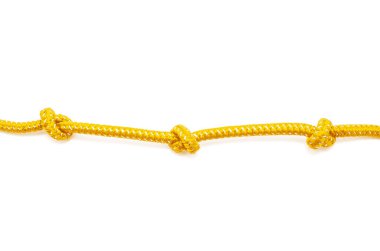 Beyaz arkaplanda düğümlü sarı ip