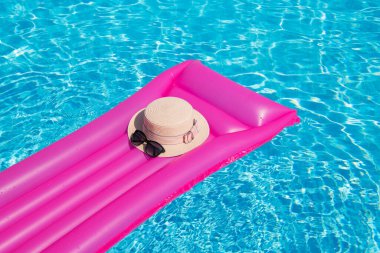 Yaz tatili geçmişi. Şişirilebilir şişme yatak ve yüzme havuzunda şapka..;