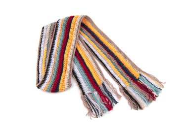 Beyaz bir arkaplanda örülmüş eşarp.