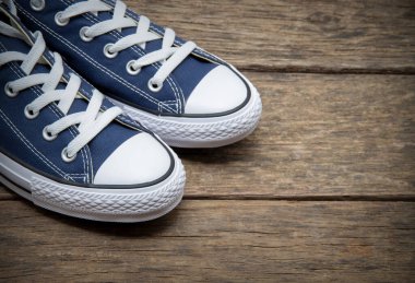 Arka planda spor ayakkabıları