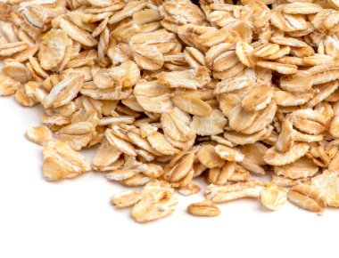 Beyaz arkaplanda yulaf ezmesi yığını