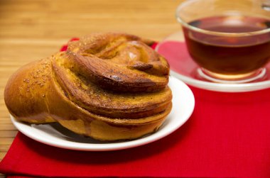 tatlı çörek ve çay ahşap tablo.