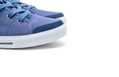 Beyaz arkaplanda izole edilmiş bir çift yeni spor ayakkabı.