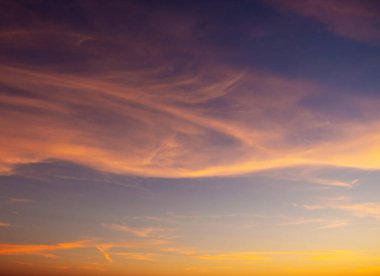 Gün batımıyla aydınlanan canlı gökyüzü