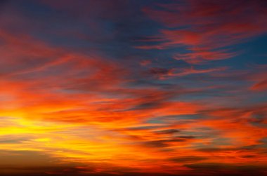 Gün batımıyla aydınlanan canlı gökyüzü
