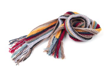 Beyaz bir arkaplanda örülmüş eşarp.