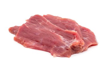 Beyaz arka planda izole edilmiş taze et parçaları.