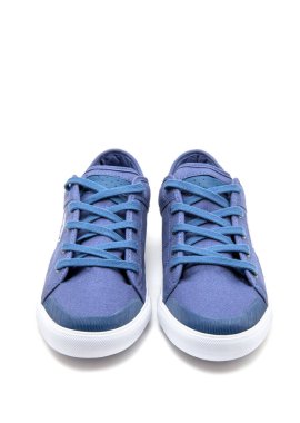 Beyaz arkaplanda izole edilmiş bir çift yeni spor ayakkabı.