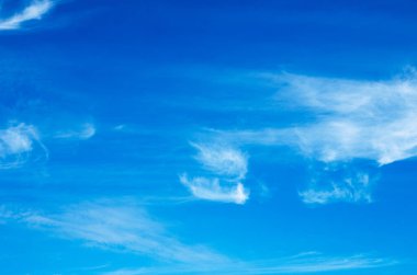 Mavi gökyüzünde beyaz bulutlar.