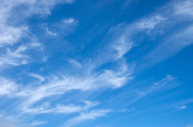 Mavi gökyüzünde beyaz bulutlar.