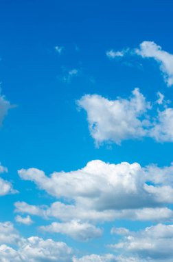 Mavi gökyüzünde beyaz bulutlar.