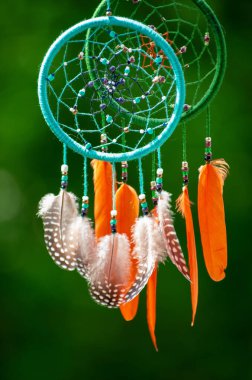 Tüylü, boncuklu ipleri sallanan bir düş kapanı..