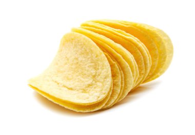 Beyaz arkaplanda patates cipsi