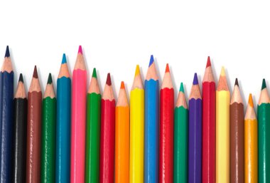 Beyaz arkaplanda renkli kalemler