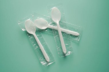 Küçük plastik kaşık masası
