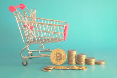 Mavi arka planda alışveriş arabasındaki altın sikkeler