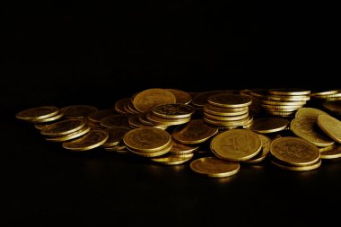 Siyah arkaplanda para yığınları