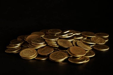 Siyah arkaplanda para yığınları