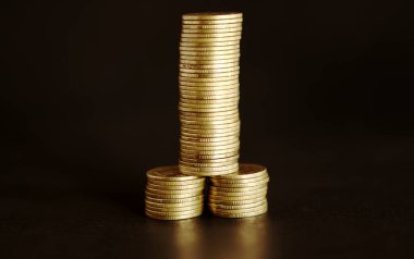 Siyah arkaplanda para yığınları