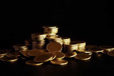 siyah arka plan üzerinde paralar
