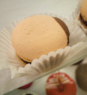 Dekorlu kahverengi kurabiyeler. Bir kafede tatlı.