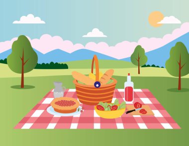 Parkta yaz pikniği sahnesi. Sepet, yemek, salata, turta ve kırmızı battaniye üzerinde içki. Arka planda yeşil ağaçlar, dağlar ve mavi gökyüzü var. Pastel tonlarda düz vektör çizimi. Vektör