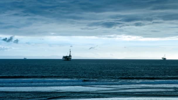 Endüstriyel Petrol Platformlarıyla Okyanus Manzarası — Stok video