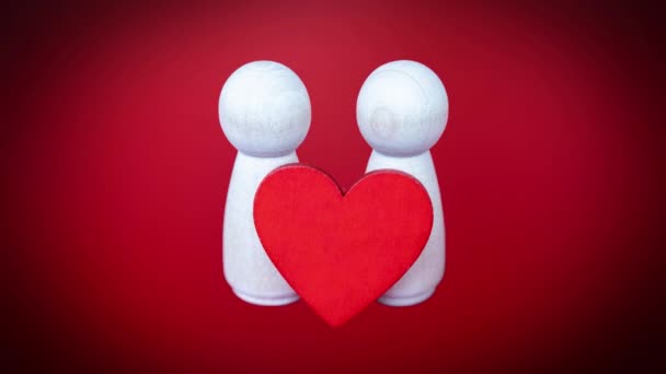 Duas Figuras Madeira Segurando Coração Vermelho Com Fogos Artifício — Vídeo de Stock