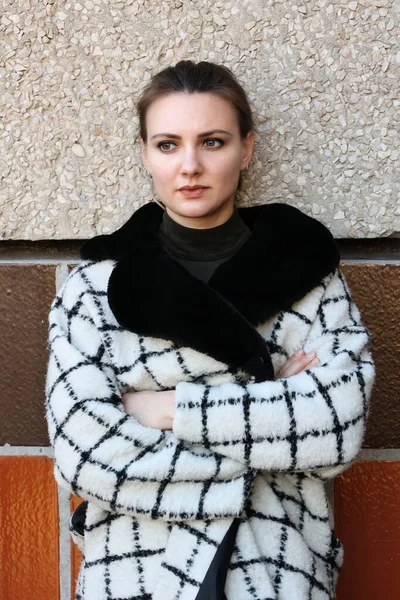 Portret Van Jonge Vrouw Staande Aan Een Muur Een Jas — Stockfoto