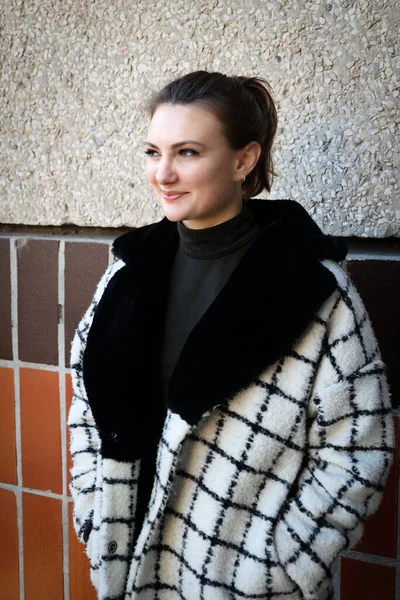 Paltoyla Duvarda Duran Genç Bir Kadının Portresi — Stok fotoğraf