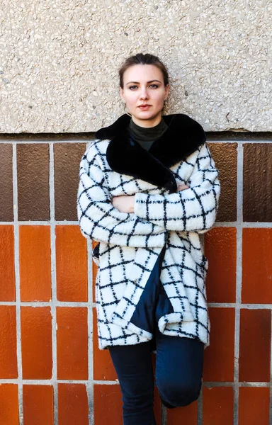 Retrato Mujer Joven Pie Una Pared Abrigo —  Fotos de Stock