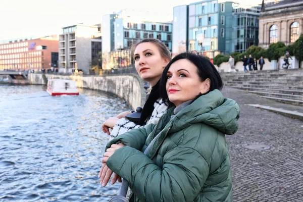 Δύο Γυναίκες Φθινόπωρο Έξω Στην Πόλη Κοιτάζουν Κάτι — Φωτογραφία Αρχείου