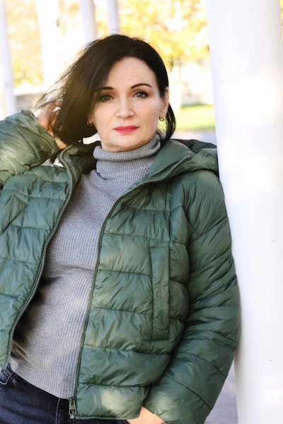 Porträt Einer Schönen Frau Die Grüner Jacke Freien Steht — Stockfoto