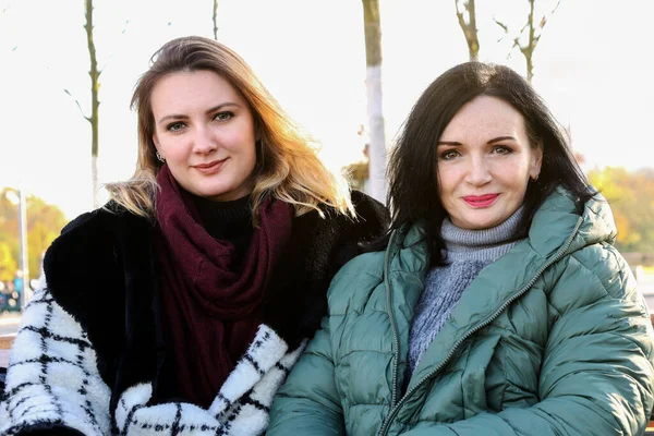 Porträtt Två Kvinnor Som Sitter Utanför Bänk Rockar — Stockfoto