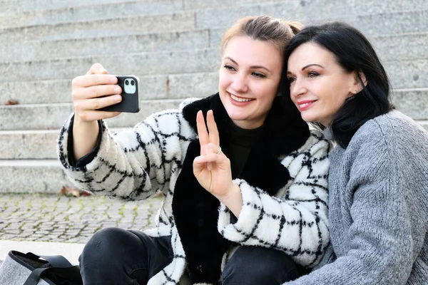 Dos Mujeres Sentadas Afuera Las Escaleras Haciendo Una Selfie —  Fotos de Stock