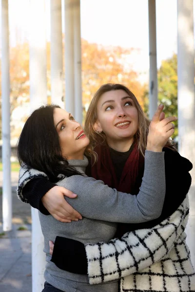 Due Donne Autunno Fuori Città Guardando Qualcosa — Foto Stock