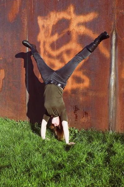 Young Woman Making Handstand Front Wall — Stock Photo, Image