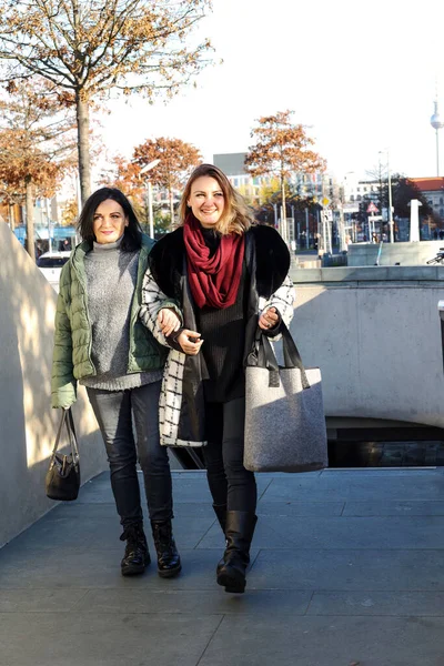 Duas Mulheres Andando Longo Uma Rua Casacos Cidade — Fotografia de Stock