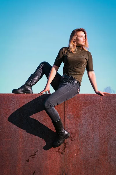 Young Woman Sitting Wall Looking Sun — Stock Photo, Image