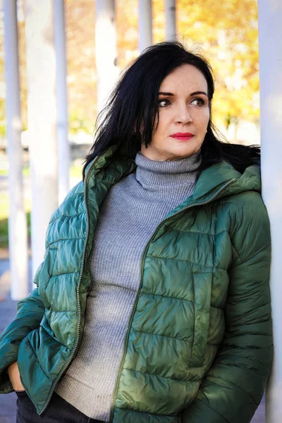 Porträtt Vacker Kvinna Som Står Utomhus Grön Jacka — Stockfoto