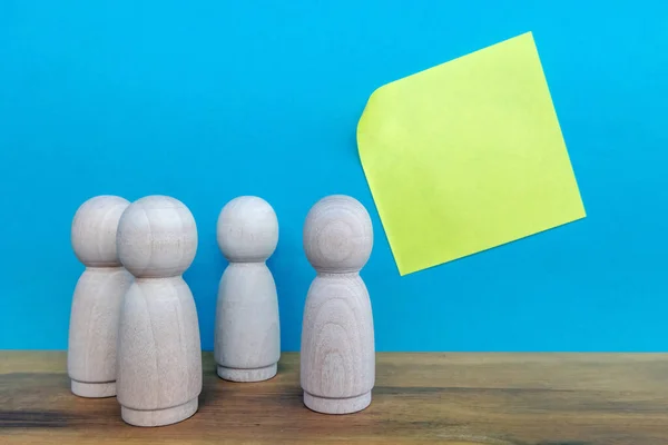 Group Wooden Figures Yellow Empty Note Paper — Stock Photo, Image