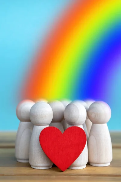 Grupo Figuras Madeira Segurando Coração Vermelho Com Arco Íris — Fotografia de Stock
