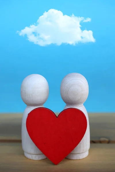 Duas Figuras Madeira Com Coração Vermelho Uma Nuvem Acima Deles — Fotografia de Stock